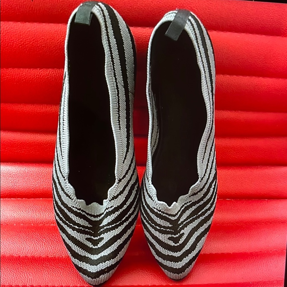 Black and White Flats Sleek Striped Design